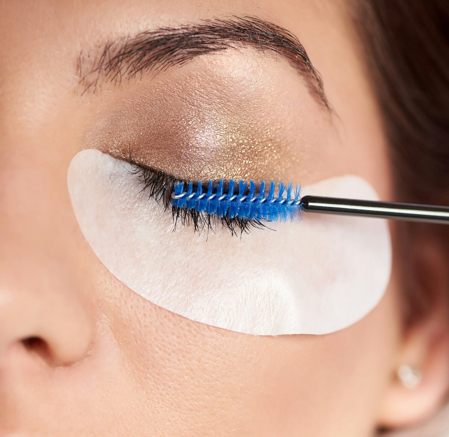 Beautiful woman with long eyelashes in a beauty salon. Eyelash extension procedure.